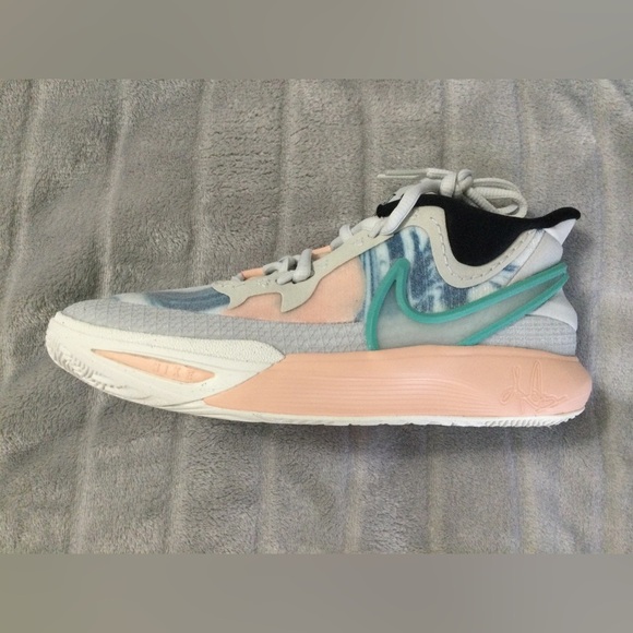 Nike Kyrie 8 Go Photon Dust 4Y DQ8076 002 - Picture 10 of 13